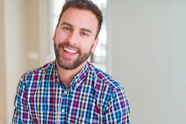 Hombre guapo vistiendo camisa colorida y sonriendo positivo en el —  Fotos de Stock