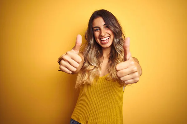 Junge Schöne Frau Trägt Shirt Über Gelbem Isolierten Hintergrund Zustimmend — Stockfoto