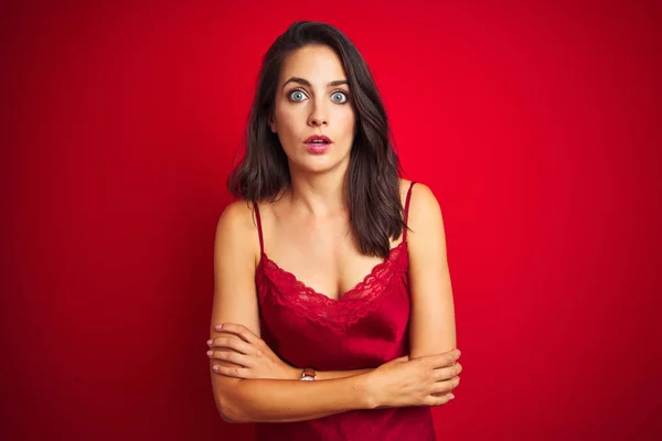 Joven Hermosa Mujer Vistiendo Lencería Sexy Sobre Fondo Rojo Aislado —  Fotos de Stock