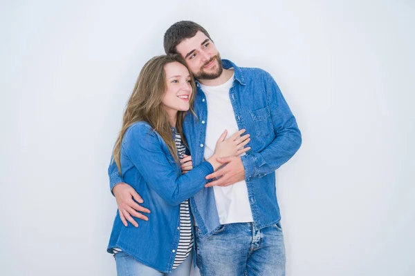 Jovem Belo Casal Juntos Sobre Fundo Isolado Branco Olhando Para — Fotografia de Stock