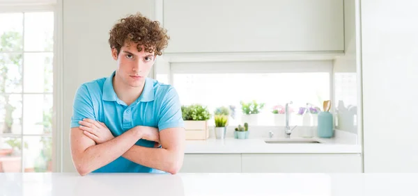 Tiro Largo Homem Bonito Jovem Casa Cético Nervoso Desaprovando Expressão — Fotografia de Stock