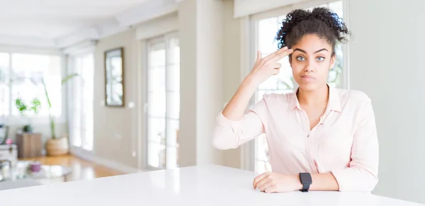 Amplio Ángulo Hermosa Mujer Afroamericana Con Pelo Afro Disparos Suicidarse — Foto de Stock