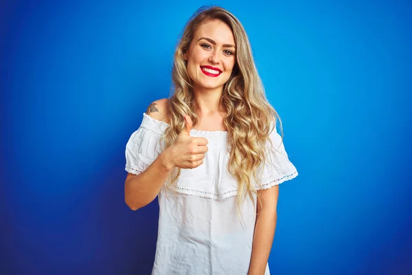 Jovem Mulher Bonita Vestindo Vestido Branco Sobre Fundo Isolado Azul — Fotografia de Stock