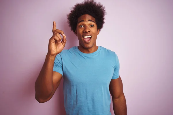 Afro Saçlı Afro Saçlı Afro Amerikan Adam Izole Pembe Arka — Stok fotoğraf