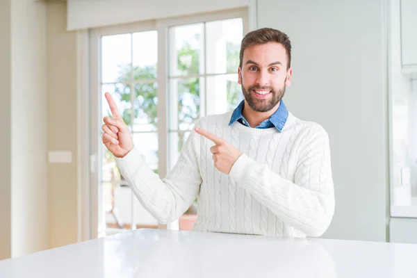 Bonito Homem Vestindo Camisola Casual Sorrindo Olhando Para Câmera Apontando — Fotografia de Stock