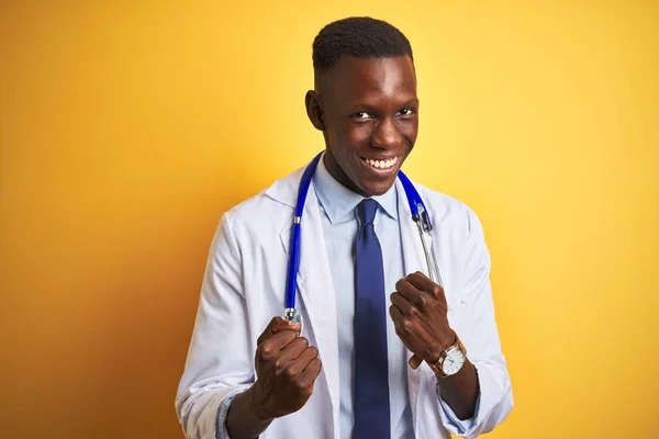 Médico Afro Americano Vestindo Estetoscópio Sobre Fundo Amarelo Isolado Muito — Fotografia de Stock