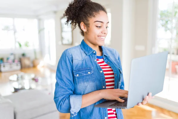 Amerikansk Flicka Stående Arbetande Använder Laptop Med Ett Glatt Ansikte — Stockfoto