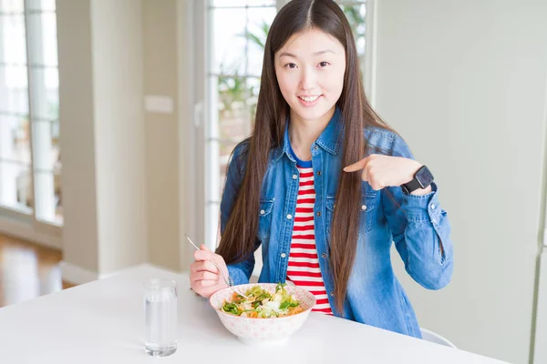 Hermosa Mujer Asiática Comiendo Ensalada Pasta Saludable Con Cara Sorpresa —  Fotos de Stock
