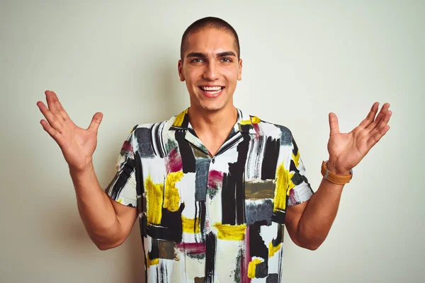 Genç Yakışıklı Adam Beyaz Izole Arka Plan Üzerinde Yazlık Gömlek — Stok fotoğraf