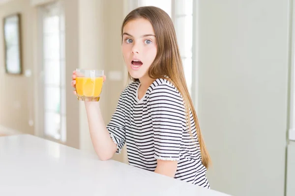 Красива Молода Дівчинка Випиває Склянку Свіжого Апельсинового Соку Наляканого Шоком — стокове фото