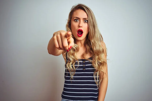 Junge Schöne Frau Mit Gestreiftem Shirt Das Über Weißem Isoliertem — Stockfoto