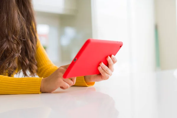 Schöne junge Frau arbeitet mit Touchpad-Tablet — Stockfoto