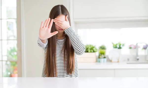 Mooie Aziatische Vrouw Het Dragen Van Strepen Trui Die Ogen — Stockfoto