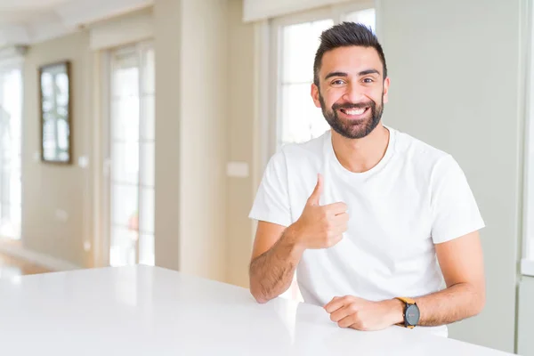 Bonito Hispânico Homem Casual Shirt Branca Casa Fazendo Polegares Felizes — Fotografia de Stock