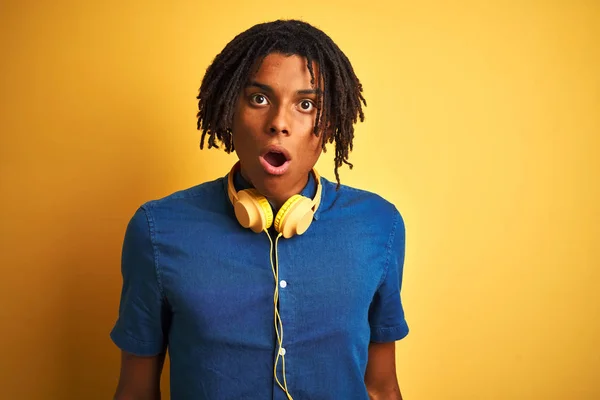 Afro Americano Com Dreadlocks Usando Fones Ouvido Sobre Fundo Amarelo — Fotografia de Stock