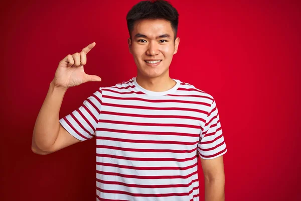 Junger Asiatischer Chinese Gestreiftem Shirt Vor Isoliertem Rotem Hintergrund Lächelnd — Stockfoto