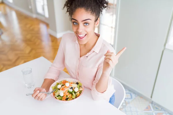 Mujer Afroamericana Joven Comiendo Ensalada Pasta Saludable Muy Feliz Señalando — Foto de Stock