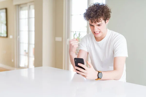 Jonge Man Met Behulp Van Smartphone Thuis Geïrriteerd Gefrustreerd Schreeuwen — Stockfoto