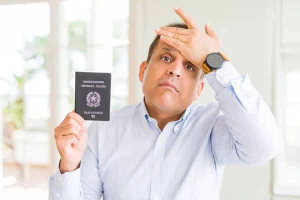 Mężczyzna Średnim Wieku Gospodarstwa Posiadania Paszportu Włoch Podkreślił Ręki Głowę — Zdjęcie stockowe