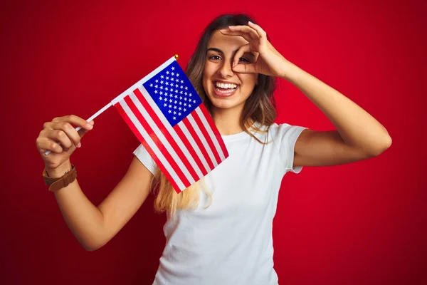 Молодая Женщина Держит Соединенные Штаты Американского Флага Красном Изолированном Фоне — стоковое фото