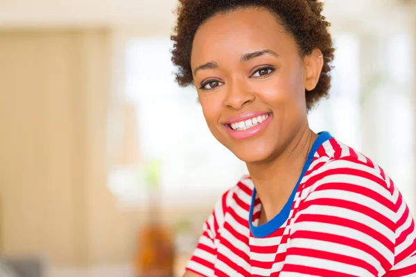Mooie jonge Afro-Amerikaanse vrouw die lacht vertrouwen om de — Stockfoto