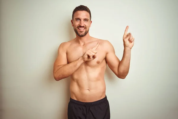 Homem Sem Camisa Bonito Jovem Sobre Fundo Isolado Sorrindo Olhando — Fotografia de Stock