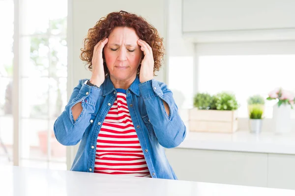 Middelbare Leeftijd Senior Vrouw Met Krullend Haar Dragen Denim Jasje — Stockfoto