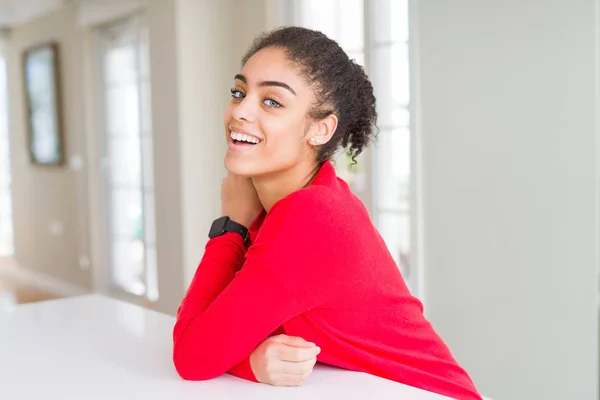 Linda jovem afro-americana sorrindo alegre, amigável — Fotografia de Stock