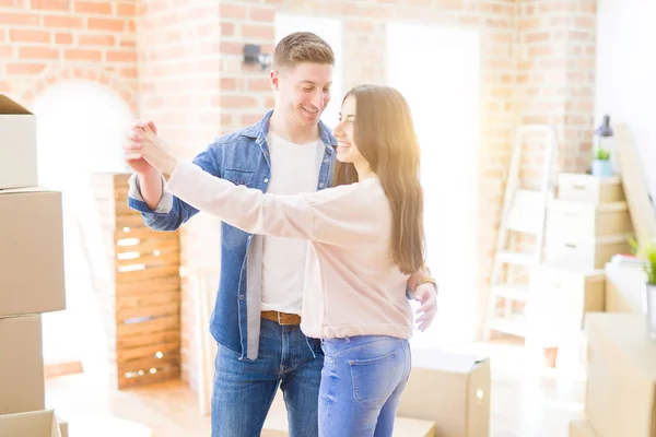 Belo jovem casal se divertindo dançando no novo apartamento, cele — Fotografia de Stock