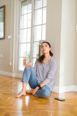 Evdeki genç kadın.