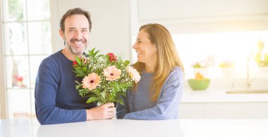 Çiçek evde aşık holding romantik orta yaş kaç