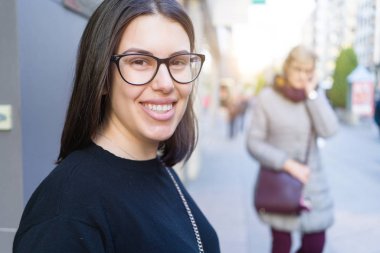 Güzel genç esmer kadın gülümsüyor heyecanlı yürürken 