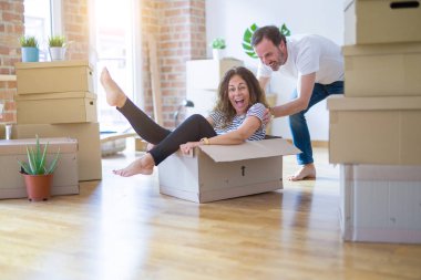 Orta yaş Senior romantik çift var eğlenceli Binicilik iç arasında CA