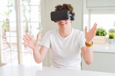 Genç adam eğleniyor evde sanal gerçeklik gözlüklü