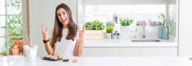 Teslim den asya suşi yiyen güzel genç kadın geniş açılı resim elleri ile rock sembolü yapıyor deli ifade ile bağırarak. Müzik yıldızı. Ağır konsept.