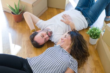 Orta yaş Senior romantik çift yerde yatıyor, gülümseyen ha