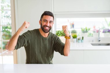 Yakışıklı adam kutlamak ve heyecan ifade ile tezahürat