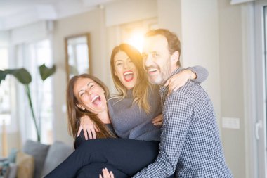 Güzel aile birlikte. Anne, baba ve kızı gülümseyen bir