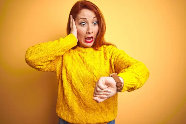 Mooie Redhead Vrouw Dragen Winter Trui Staande Geïsoleerde Gele Achtergrond — Stockfoto