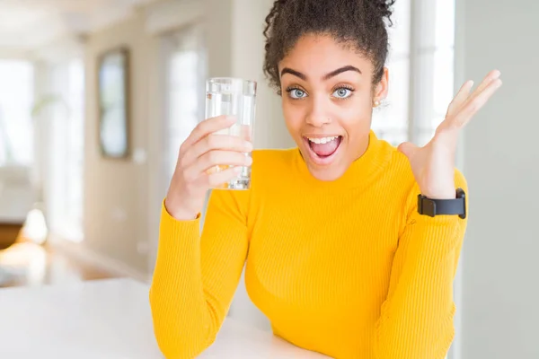 Joven Mujer Afroamericana Bebiendo Vaso Agua Dulce Muy Feliz Emocionada — Foto de Stock