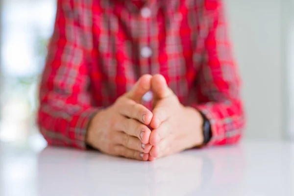 Närbild av mannen händerna med handflatorna tillsammans över vitt bord — Stockfoto