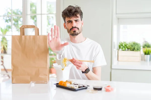 Joven Comiendo Sushi Asiático Entrega Domicilio Con Mano Abierta Haciendo — Foto de Stock