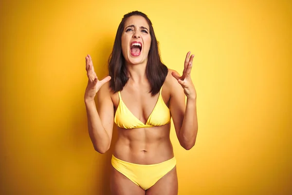 Hermosa Mujer Con Bikini Amarillo Verano Sobre Fondo Amarillo Aislado —  Fotos de Stock