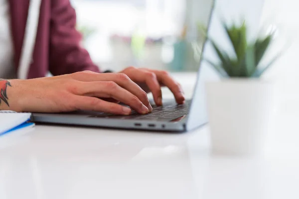 Närbild av mannen händer med hjälp av tangentbord av dator laptop medan wo — Stockfoto