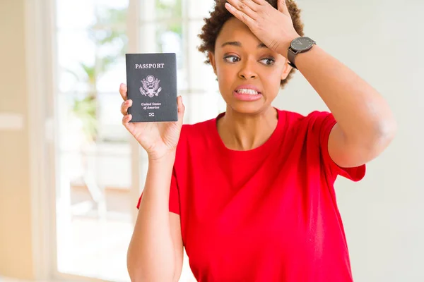Jovem Afro Americana Segurando Passaporte Dos Estados Unidos América Estressado — Fotografia de Stock