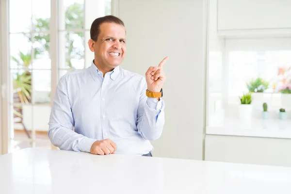 Hombre Mediana Edad Sentado Casa Con Una Gran Sonrisa Cara — Foto de Stock