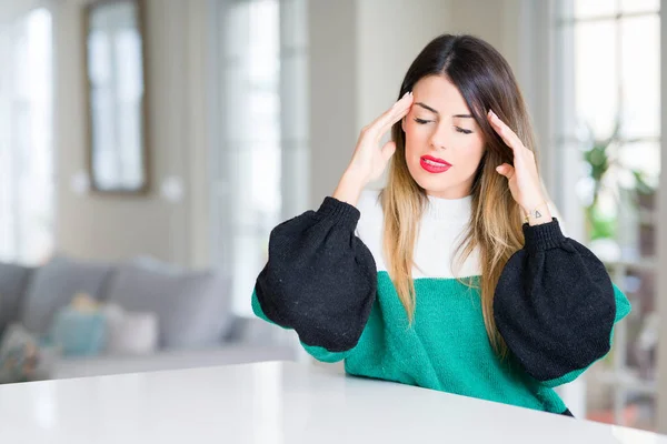 Wanita Cantik Mengenakan Sweater Musim Dingin Rumah Dengan Tangan Kepala — Stok Foto