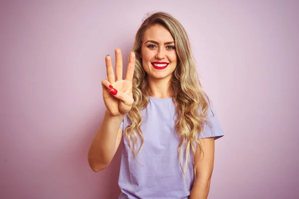 Ung Vacker Kvinna Klädd Lila Shirt Stående Över Rosa Isolerad — Stockfoto