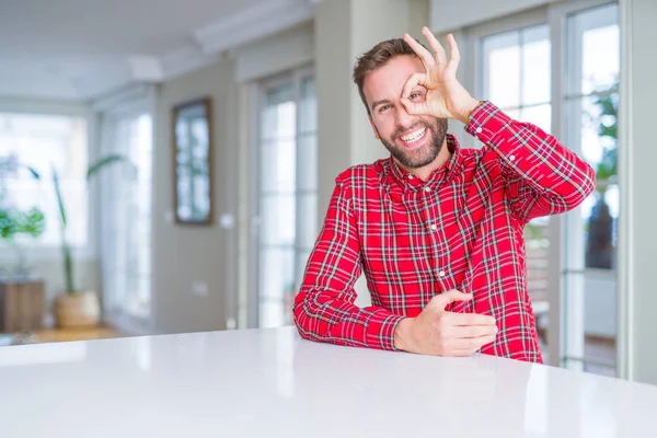 Knappe Man Draagt Kleurrijke Shirt Doen Gebaar Met Hand Glimlachen — Stockfoto