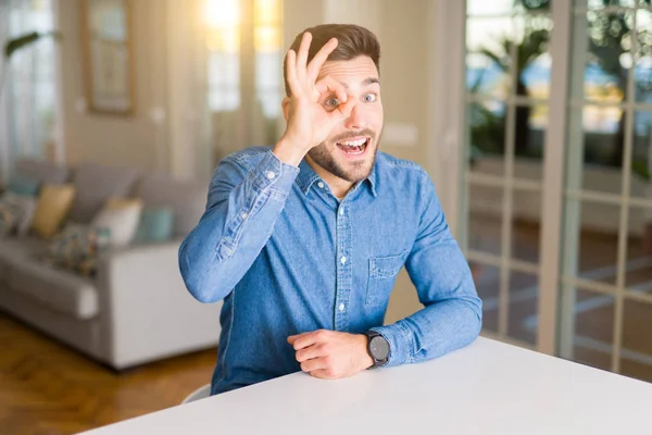 Joven Hombre Guapo Casa Con Cara Feliz Sonriendo Haciendo Signo —  Fotos de Stock